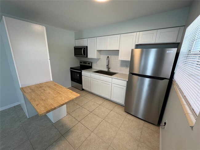 Building Photo - 215 Park Blvd S