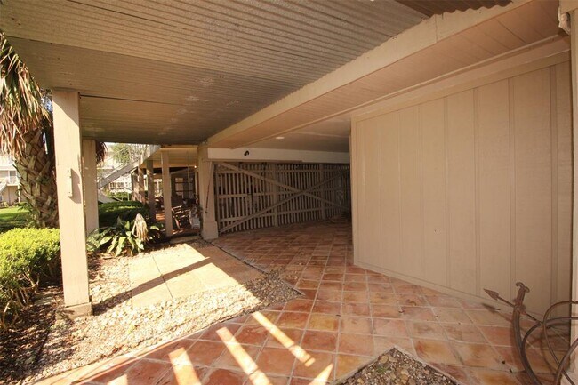 Building Photo - 15 Lakewood Ln
