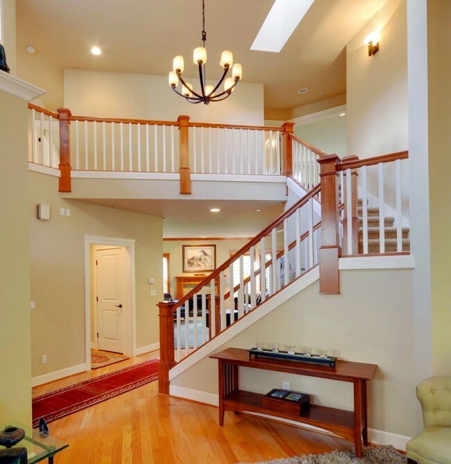 Building Photo - Stunning 5 bedroom Kirkland Home