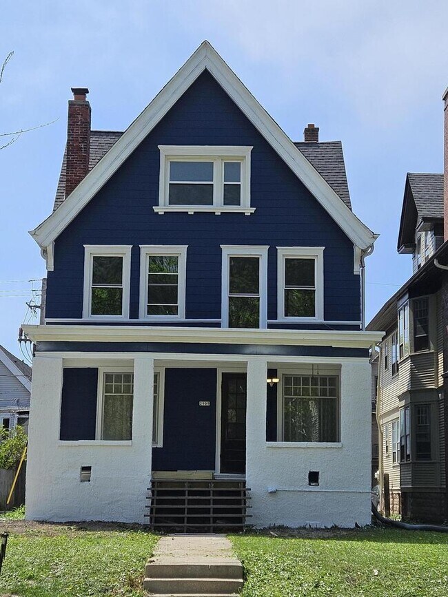 Foto del edificio - 2909 N Farwell Ave