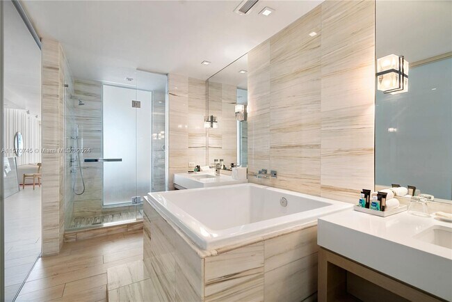 Building Photo - 2201 Collins Ave