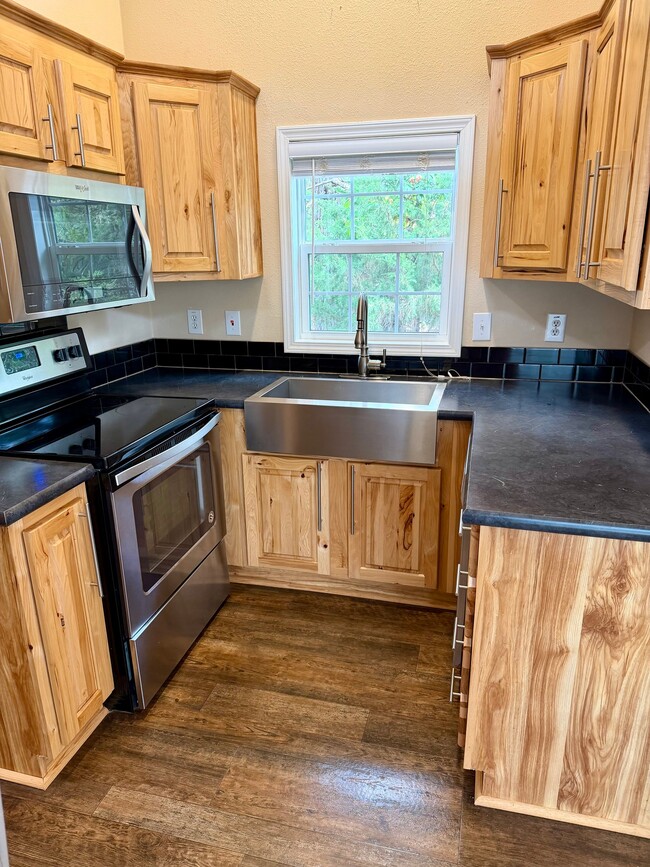 Building Photo - 17398 Countrywood