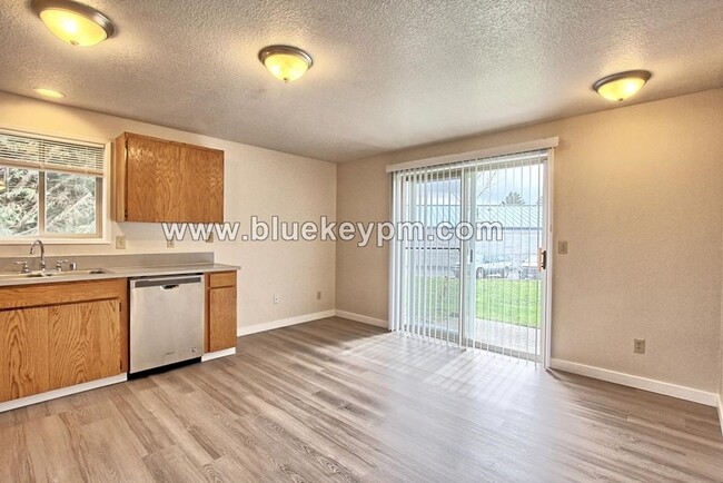 Building Photo - 3 Bed, 2 Bath Home Near Walmart on 4th Pla...