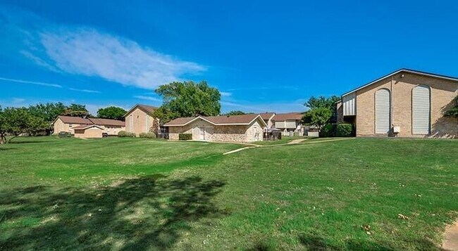 Foto del edificio - 3206 Green Tee Dr