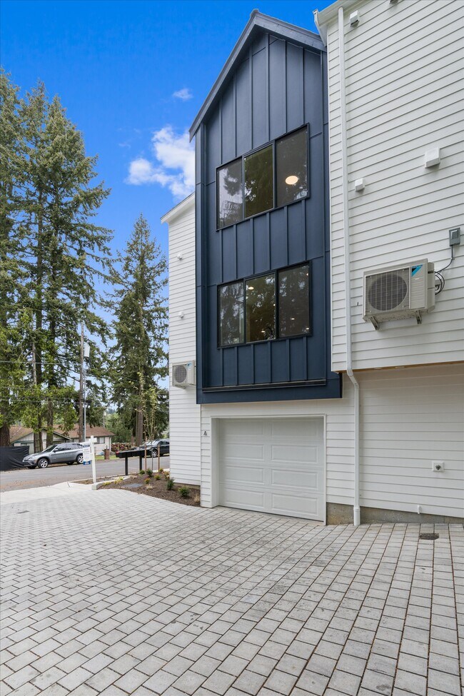 Cochera - 2151 N 147th St