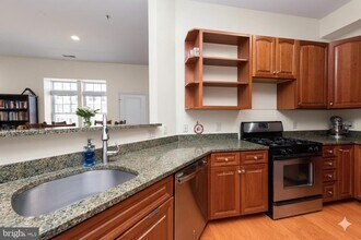 Building Photo - 309 Holland Ln