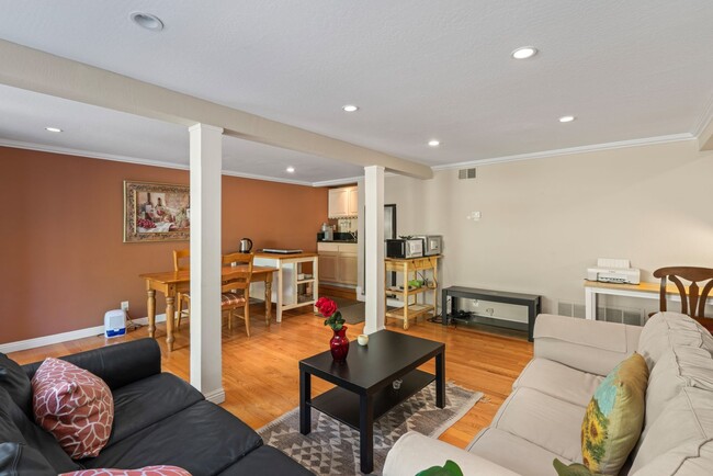 Building Photo - Spacious & Furnished Lower Flat in Prime B...