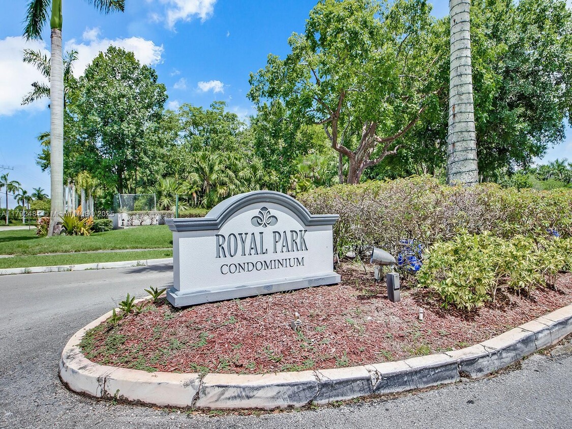 Foto principal - 108 Royal Pk Dr