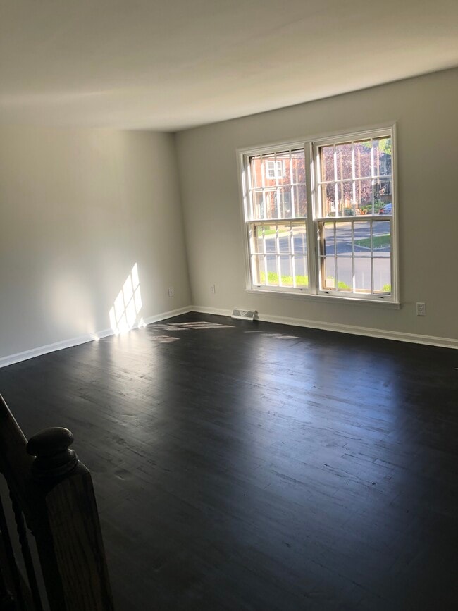 Living room - 58 Creekwood Sq