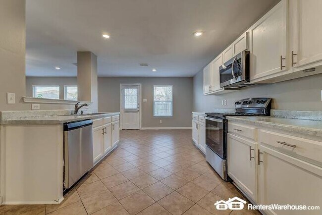 Building Photo - Newly renovated spacious 4 bed/2 bath, wit...