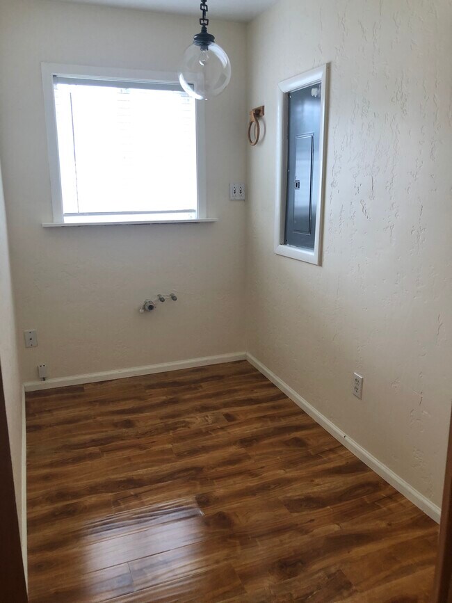 Building Photo - 221 W Mary St