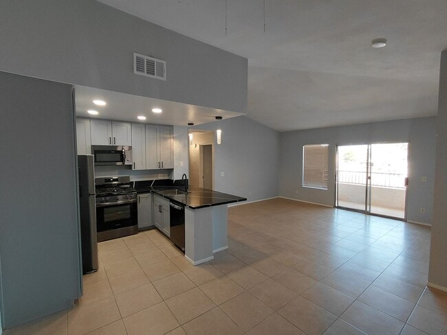 Building Photo - Stylish Condo Living in the Heart of Imperial!