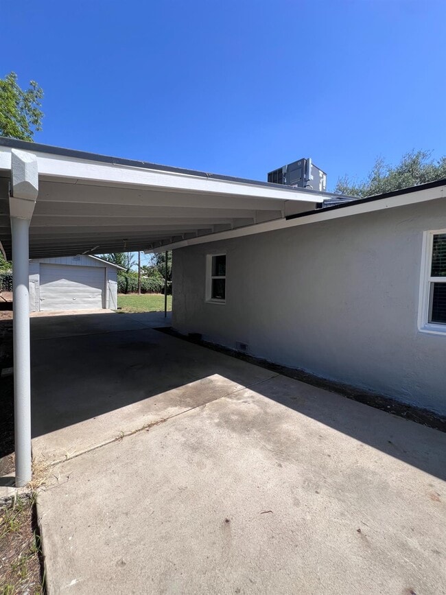 Foto del edificio - 230 W Pinedale Ave