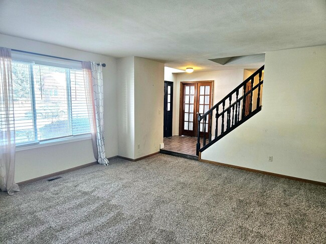 Building Photo - Beautiful 5 Bedroom Home Near the Cherry C...