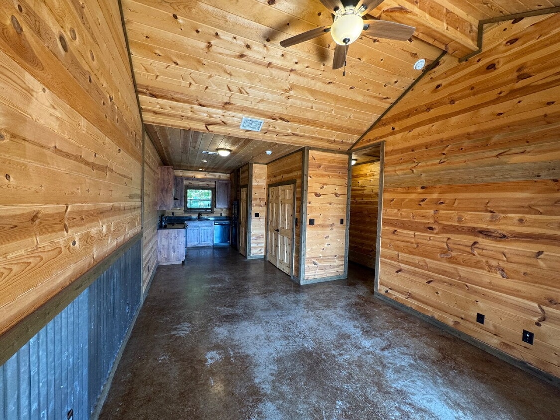 Foto principal - 2 bed 2 bath fourplex. Stained concrete fl...
