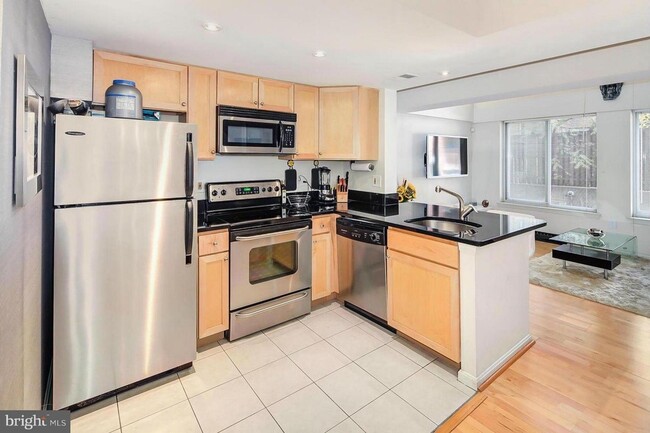 Foto del edificio - Available Now! Logan Circle! High End, 2 B...
