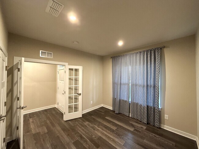 Foto del edificio - 8807 Chapel Grove Crossing Dr