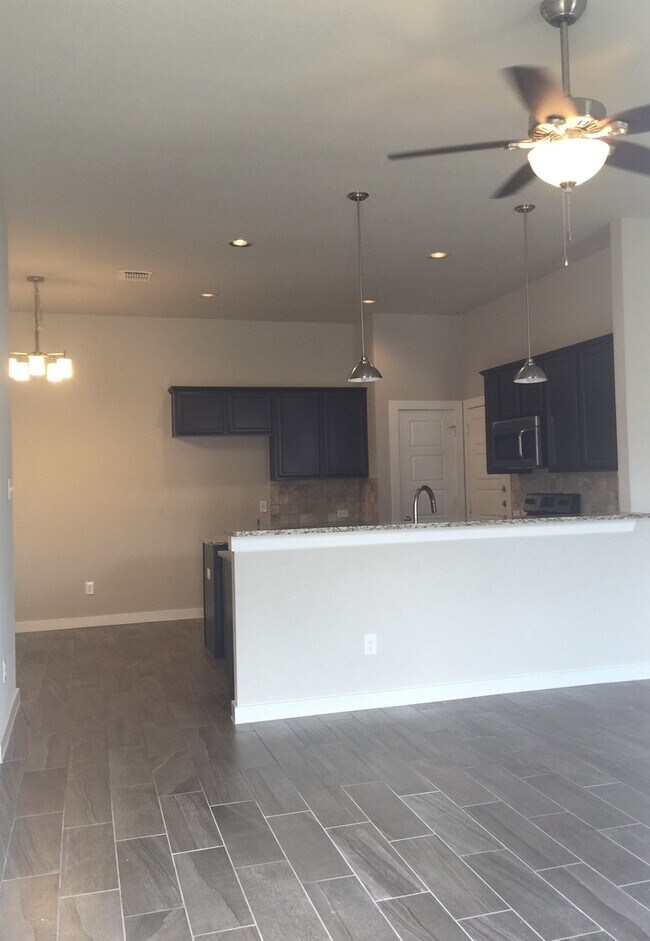 Foto del edificio - AVAILABLE NOW LUXURY DUPLEX LOCATED IN MIDLOTHIAN, TEXAS!