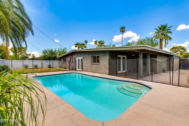 Foto del edificio - 3707 E Laurel Ln