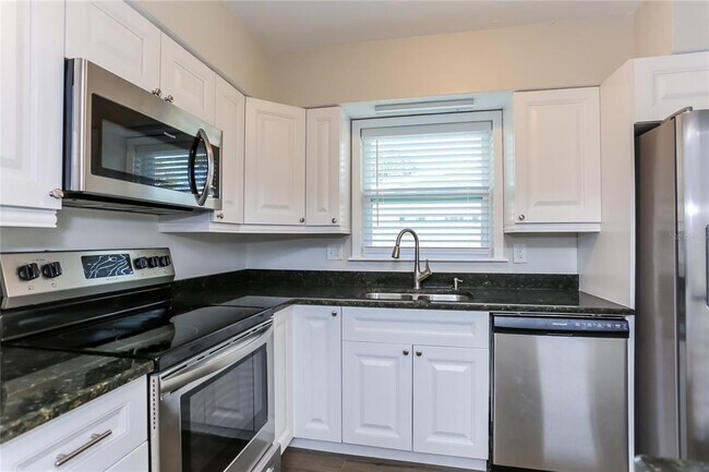 Building Photo - 420 Flamingo Dr