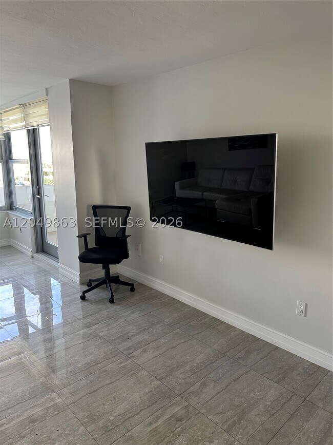 Building Photo - 2899 Collins Ave