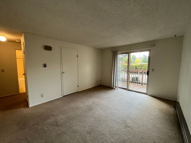 Building Photo - 2 Bed, 1 Bath - Close to Bus Stops, Conven...