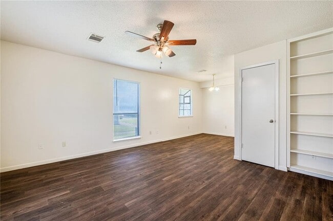 Building Photo - 200 Concho St