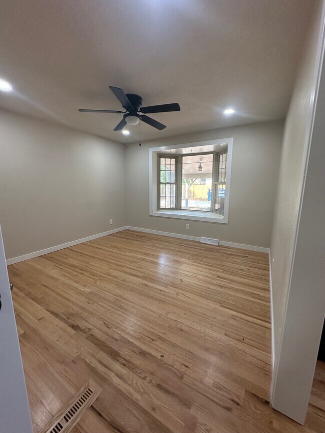Primary bedroom w/bay window - 5635 Dudley St