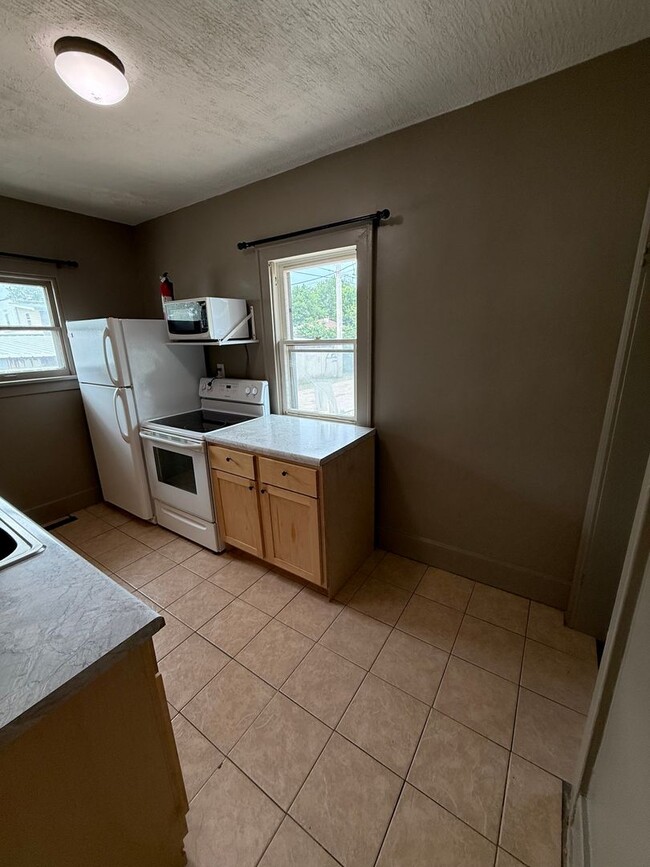 Building Photo - Charming 2-Bedroom Home with Spacious Back...