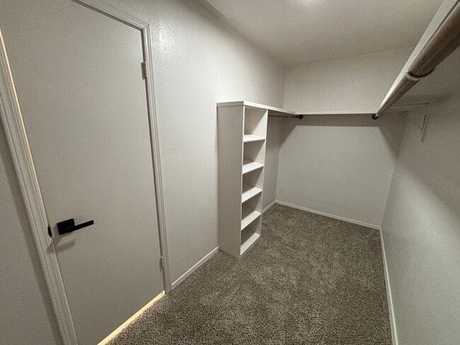 Building Photo - Great Location!