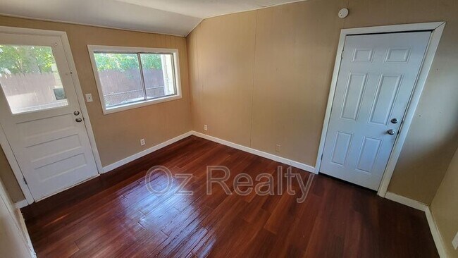 Building Photo - 811 Annabelle Dr