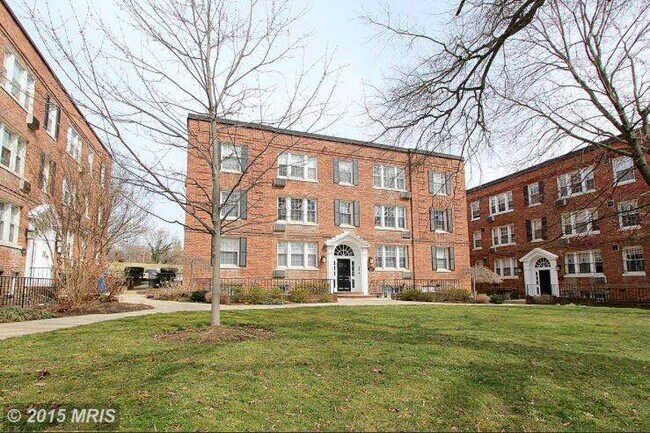 Entrada del edificio - 4471 MacArthur Blvd NW