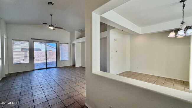 Foto del edificio - 21930 E Calle de Flores