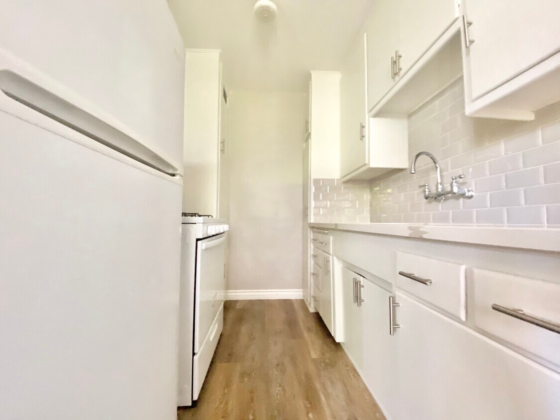 Primary Photo - 313 N Genesee Ave
