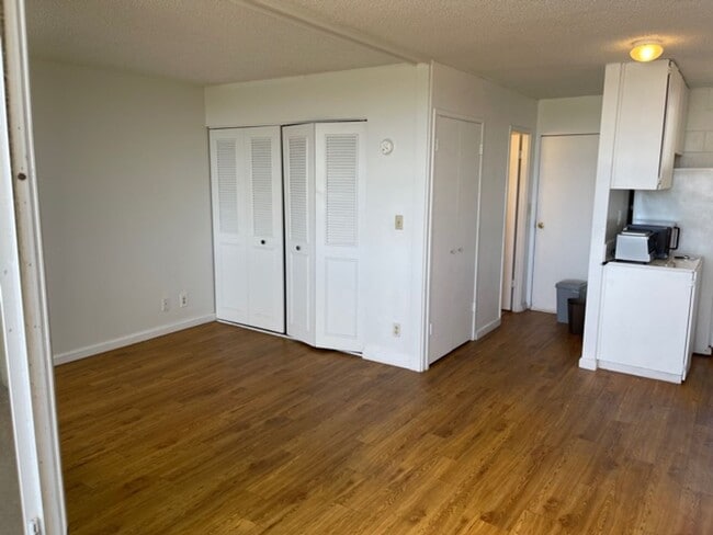 Foto del edificio - Studio w/ parking -Close to UH! Views of Diamond Head- Electricity Included