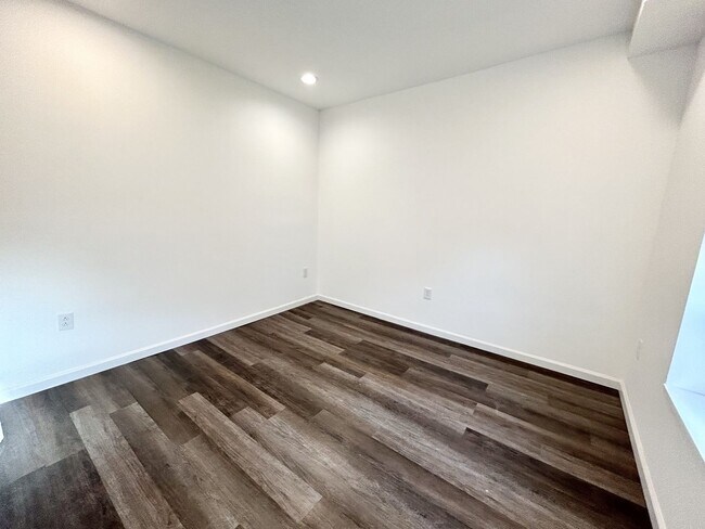 Building Photo - Poplar 3 Bedroom