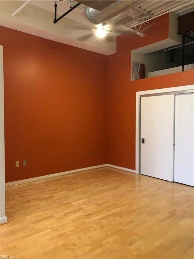 Foto del edificio - 1 BED / 1 BATH CONDO