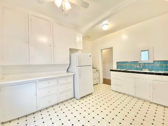 Foto del edificio - 834 S Orange Grove Ave