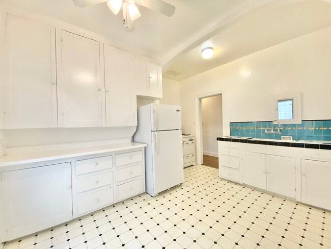 Building Photo - 834 S Orange Grove Ave