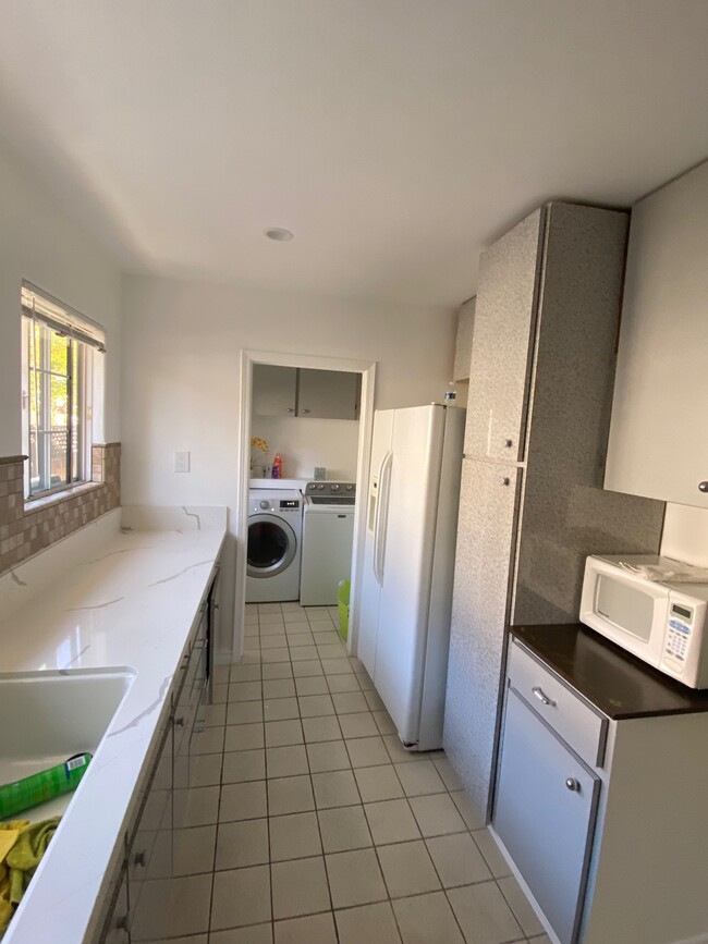 Área de cocina/Refrigerador - 600 N Plymouth Blvd