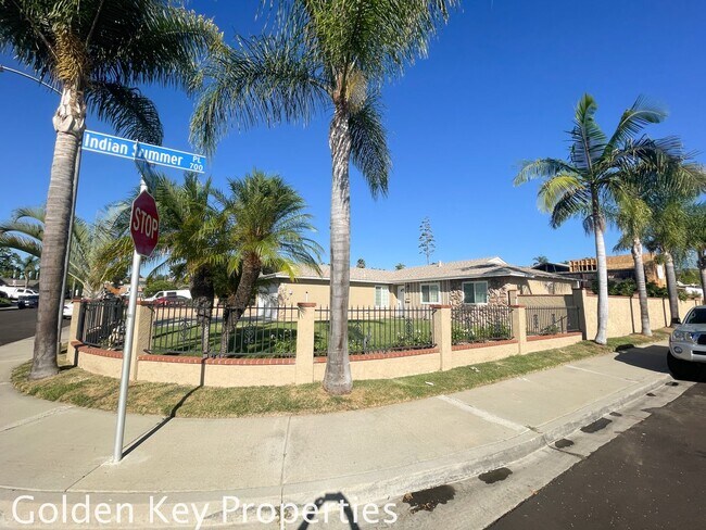 Foto del edificio - Nicely renovated corner property with a pool!