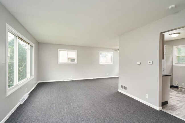 Foto del edificio - Charming 3-Bed Home with New Kitchen, Fresh Finishes & Big Backyard on a Quiet Dead-End Street