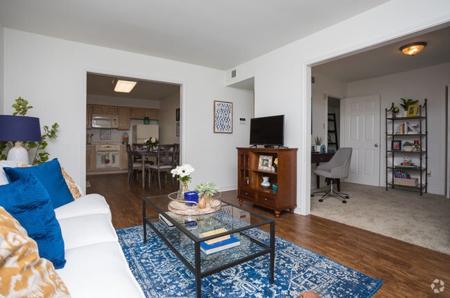 2HAB, 2BA - 1,150 ft² - Edenborn Courts and Gardens