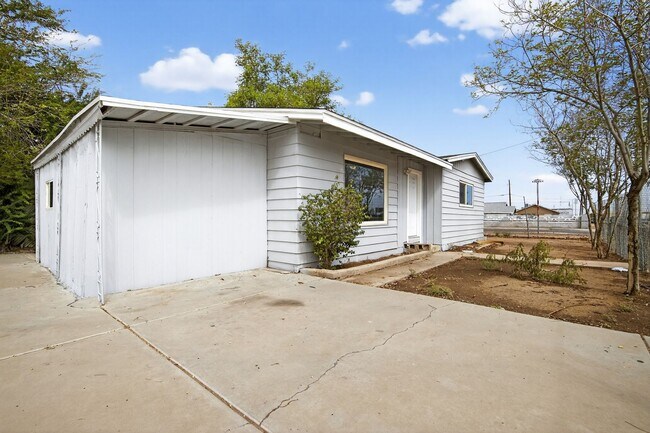 Building Photo - 1410 S 24th Ave