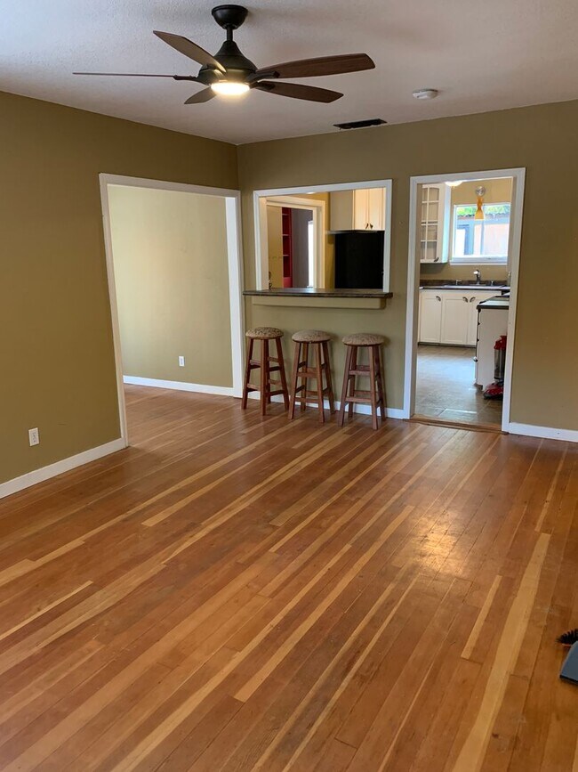 Building Photo - Cute 3 bedroom with central air conditioni...
