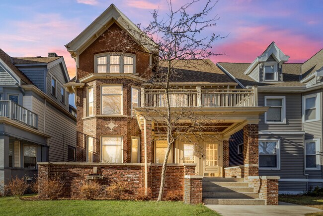 Foto del edificio - 2837 N Downer Ave