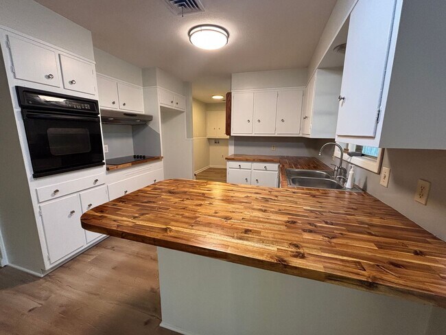 Building Photo - COZY HOME IN SHREVE ISLAND