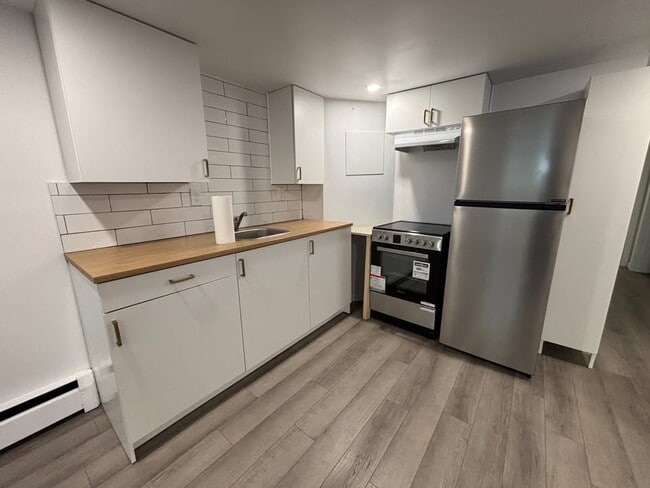 Photo du bâtiment - 2 Bed 1 Bath Apartment $1700/m All-Inclusive!