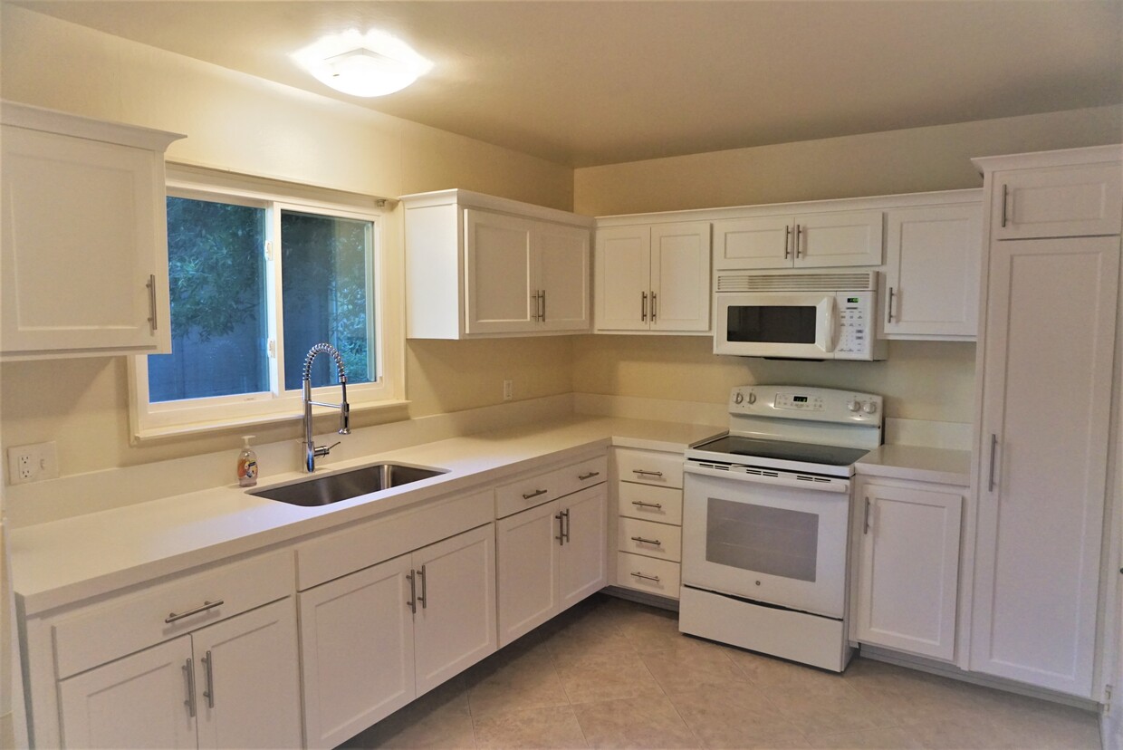 Kitchen - 148 Glen Dr