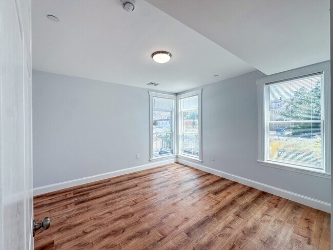 Foto del edificio - 734 Dudley St